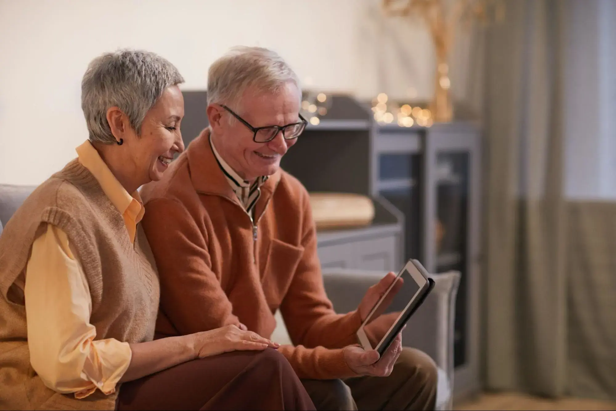 Elderly couple on an Ipad researching if they are eligible for Medicare Advantage. 